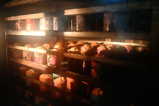 Производство и освящение куличей на хлебозаводе Сочи