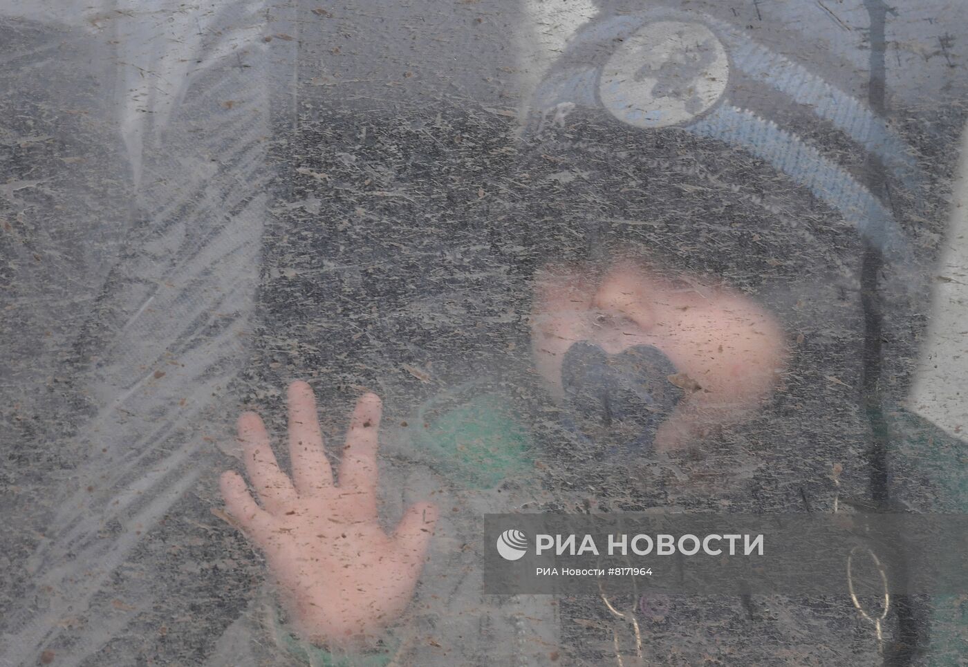 Военнослужащие Минобороны РФ вывезли многодетные семьи из Изюма в Белгородскую область