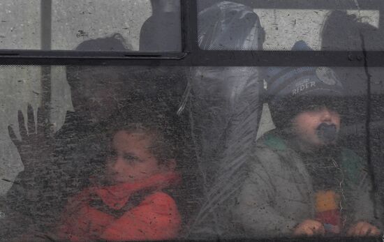 Военнослужащие Минобороны РФ вывезли многодетные семьи из Изюма в Белгородскую область