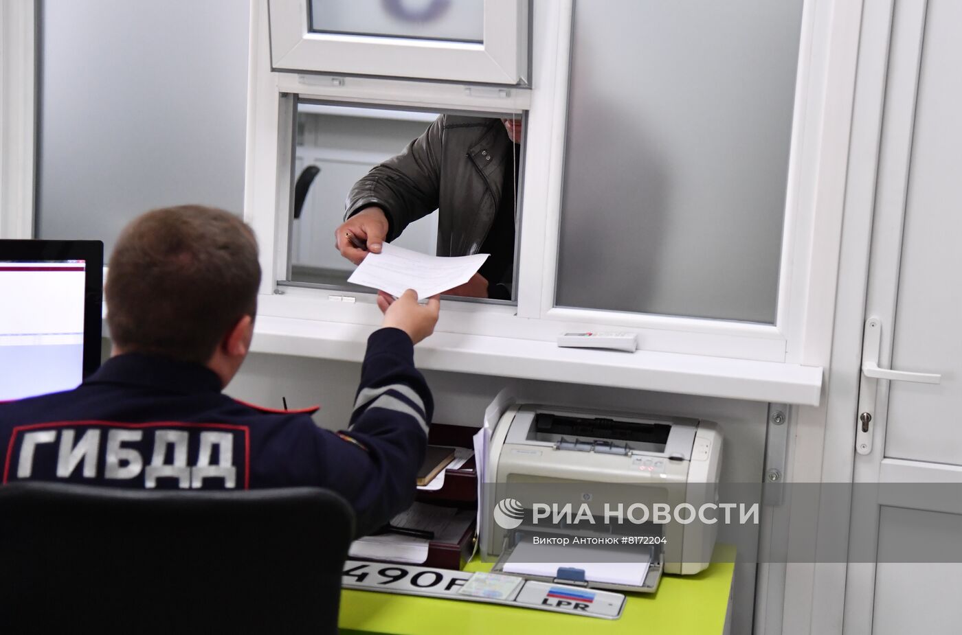 Замена украинских автомобильных номеров на номера ЛНР в Старобельске