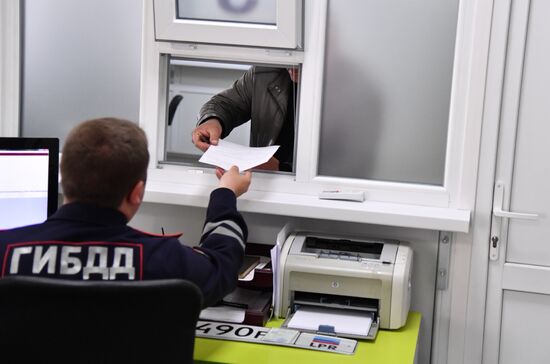 Замена украинских автомобильных номеров на номера ЛНР в Старобельске