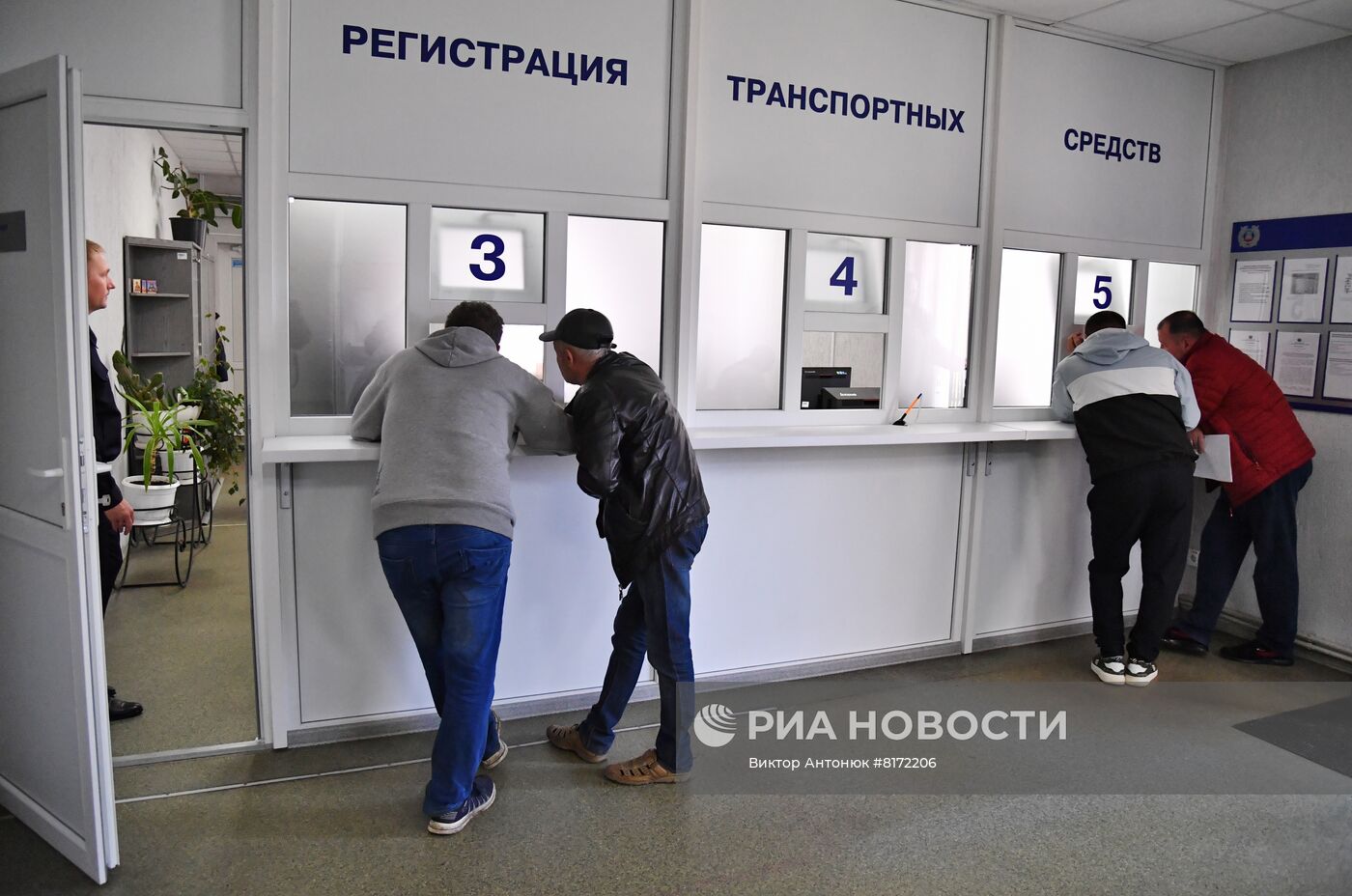 Замена украинских автомобильных номеров на номера ЛНР в Старобельске