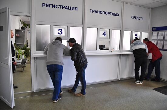 Замена украинских автомобильных номеров на номера ЛНР в Старобельске