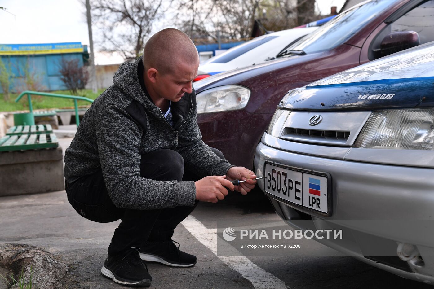 Замена украинских автомобильных номеров на номера ЛНР в Старобельске | РИА  Новости Медиабанк