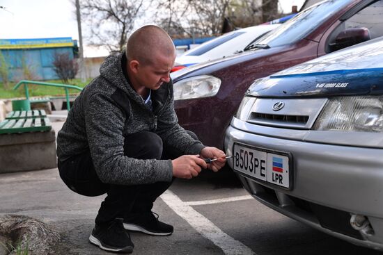 Замена украинских автомобильных номеров на номера ЛНР в Старобельске