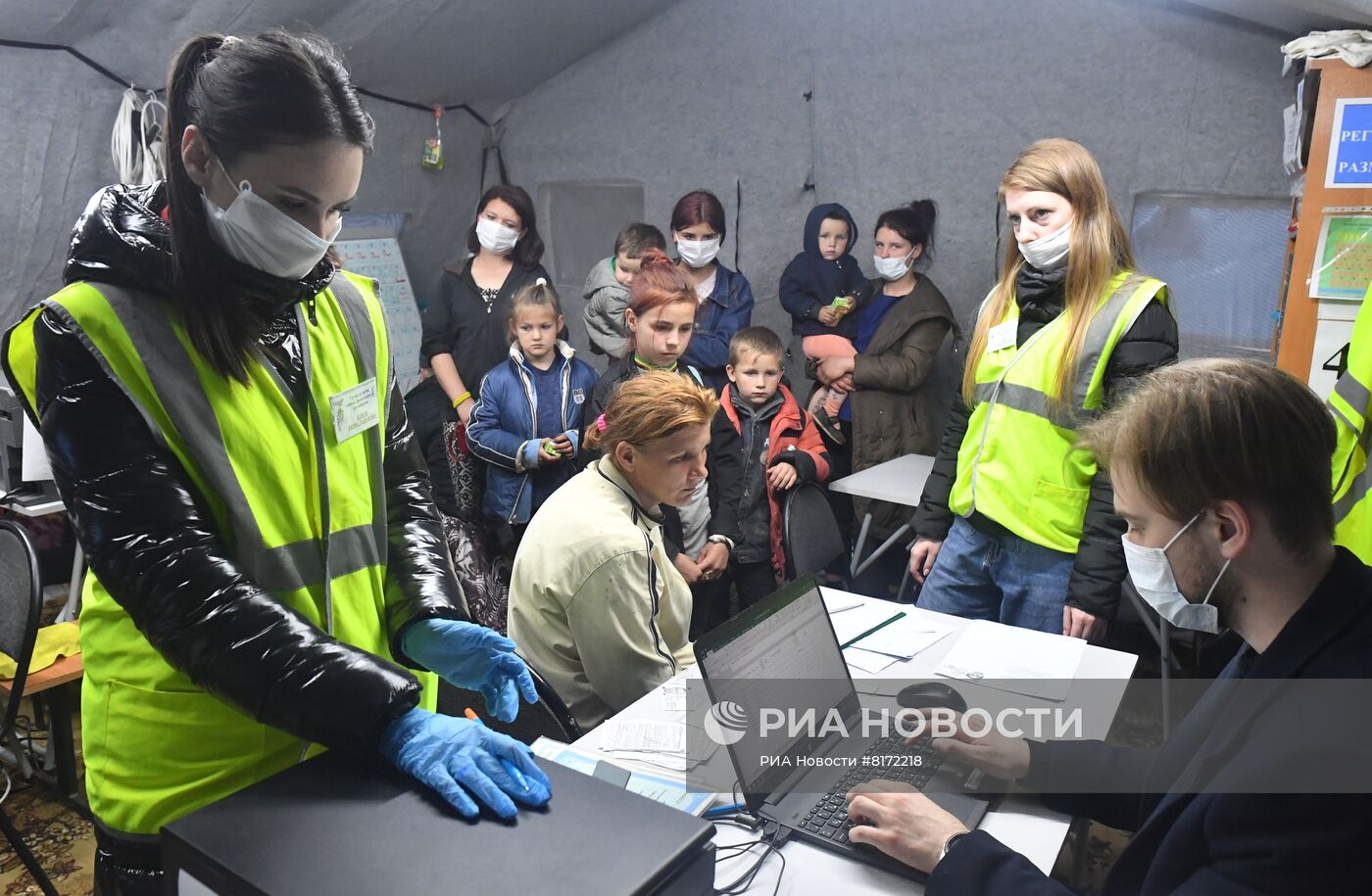 Военнослужащие Минобороны РФ вывезли многодетные семьи из Изюма в Белгородскую область