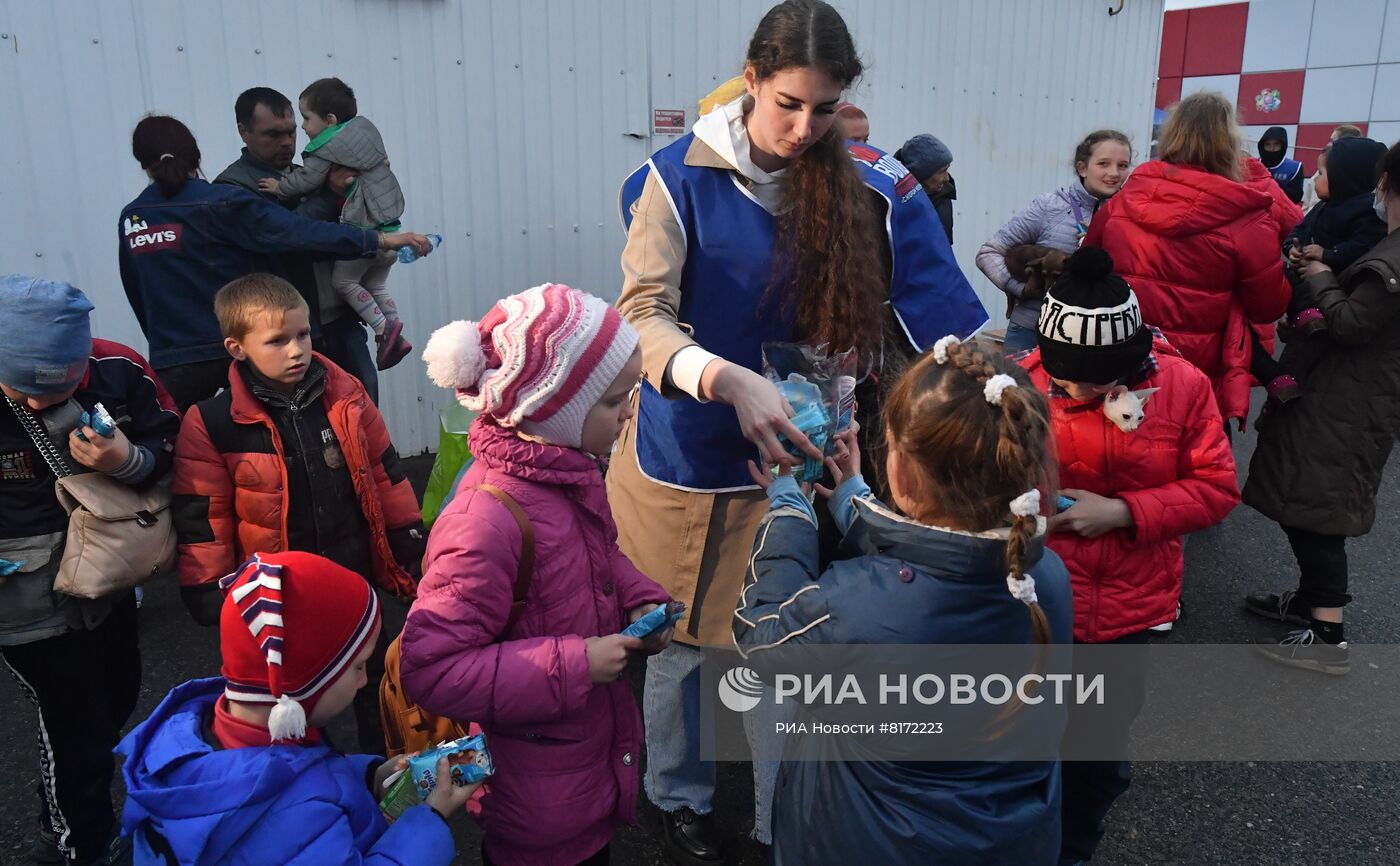 Военнослужащие Минобороны РФ вывезли многодетные семьи из Изюма в Белгородскую область
