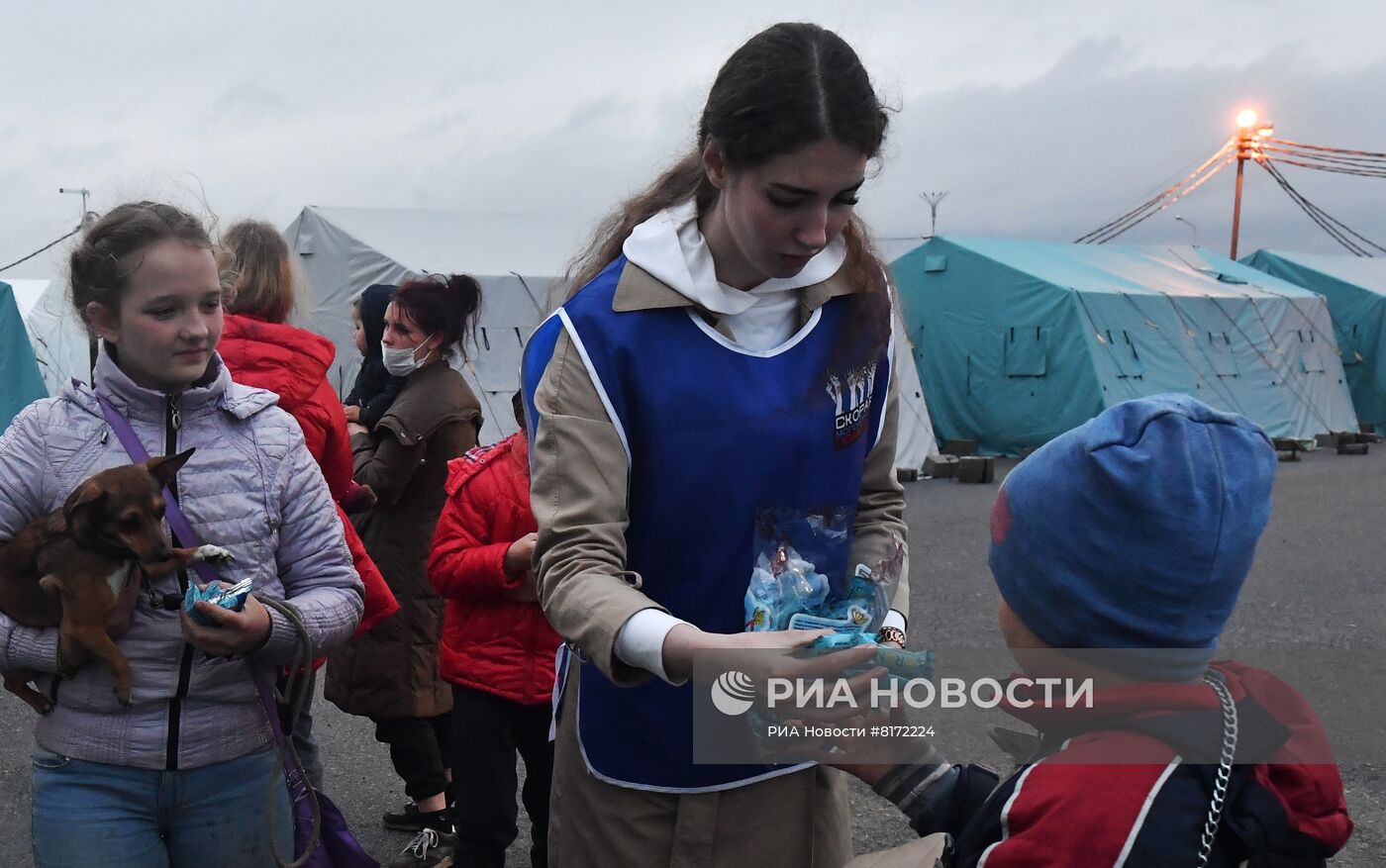 Военнослужащие Минобороны РФ вывезли многодетные семьи из Изюма в Белгородскую область