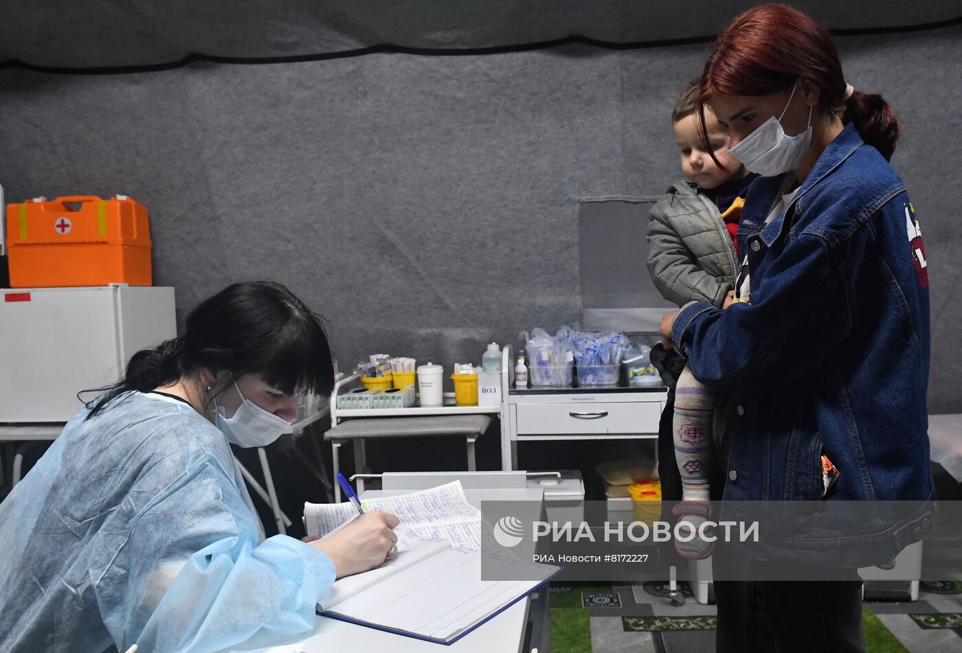 Военнослужащие Минобороны РФ вывезли многодетные семьи из Изюма в Белгородскую область