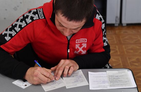 Выдача паспортов ЛНР в Старобельске