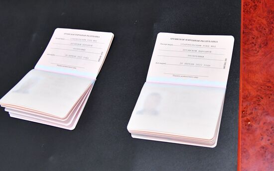 Выдача паспортов ЛНР в Старобельске