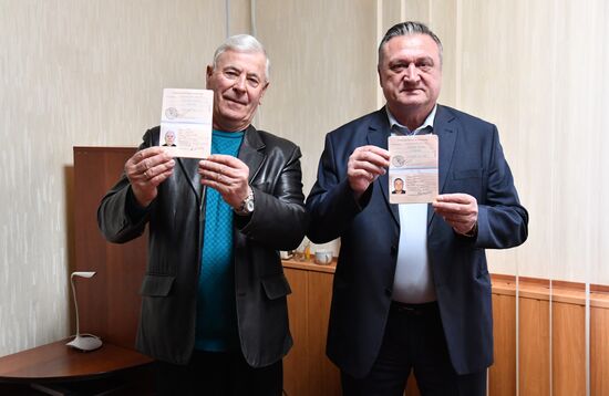 Выдача паспортов ЛНР в Старобельске