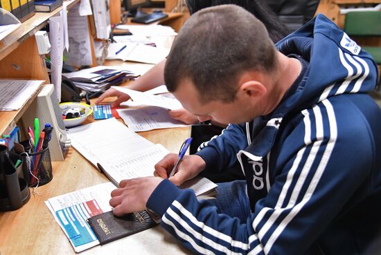 Выдача паспортов ЛНР в Старобельске