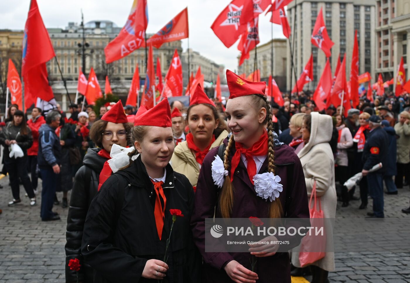 Возложение цветов к Мавзолею В. И. Ленина на Красной площади