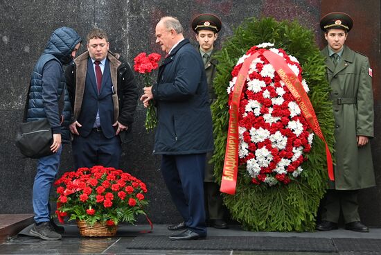 Возложение цветов к Мавзолею В. И. Ленина на Красной площади