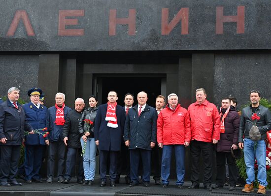 Возложение цветов к Мавзолею В. И. Ленина на Красной площади