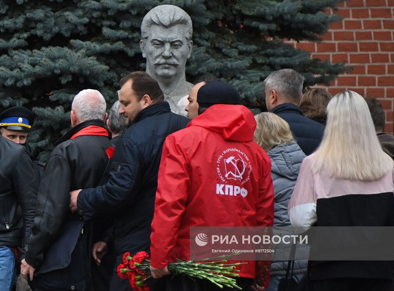 Возложение цветов к Мавзолею В. И. Ленина на Красной площади