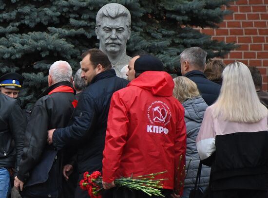 Возложение цветов к Мавзолею В. И. Ленина на Красной площади