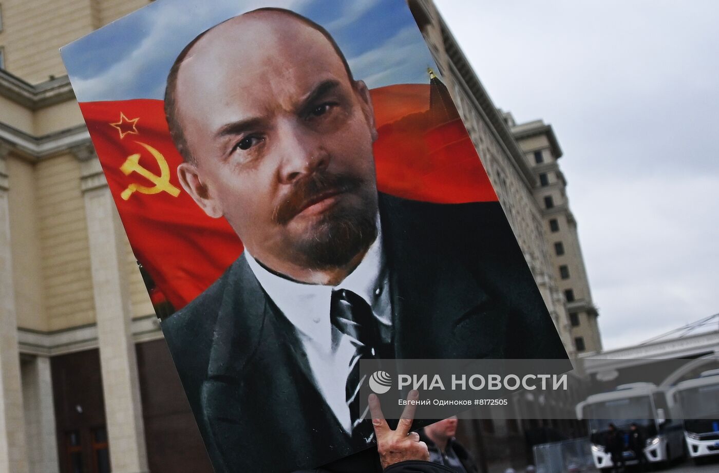 Возложение цветов к Мавзолею В. И. Ленина на Красной площади