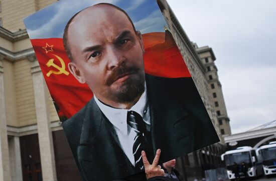 Возложение цветов к Мавзолею В. И. Ленина на Красной площади