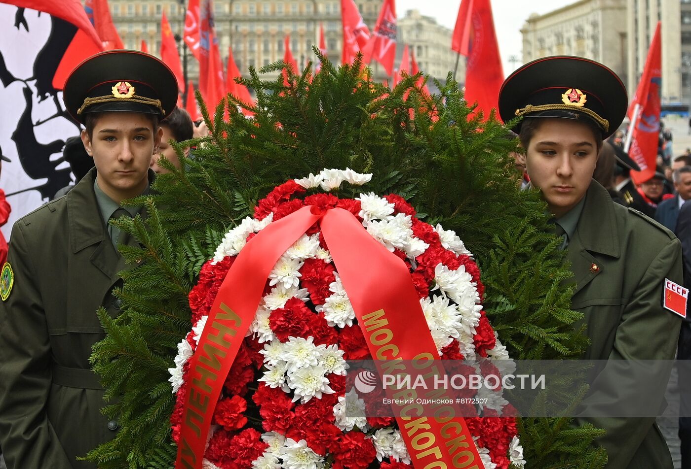 Возложение цветов к Мавзолею В. И. Ленина на Красной площади