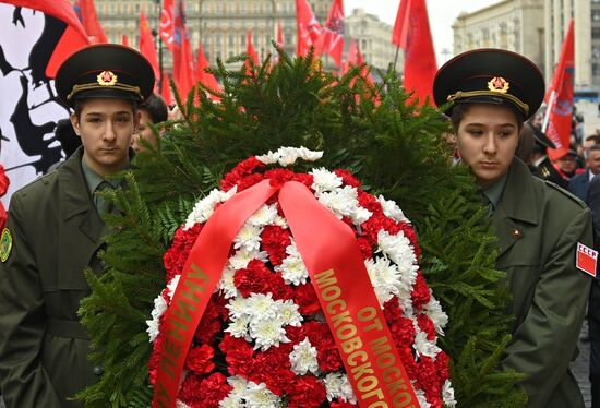 Возложение цветов к Мавзолею В. И. Ленина на Красной площади