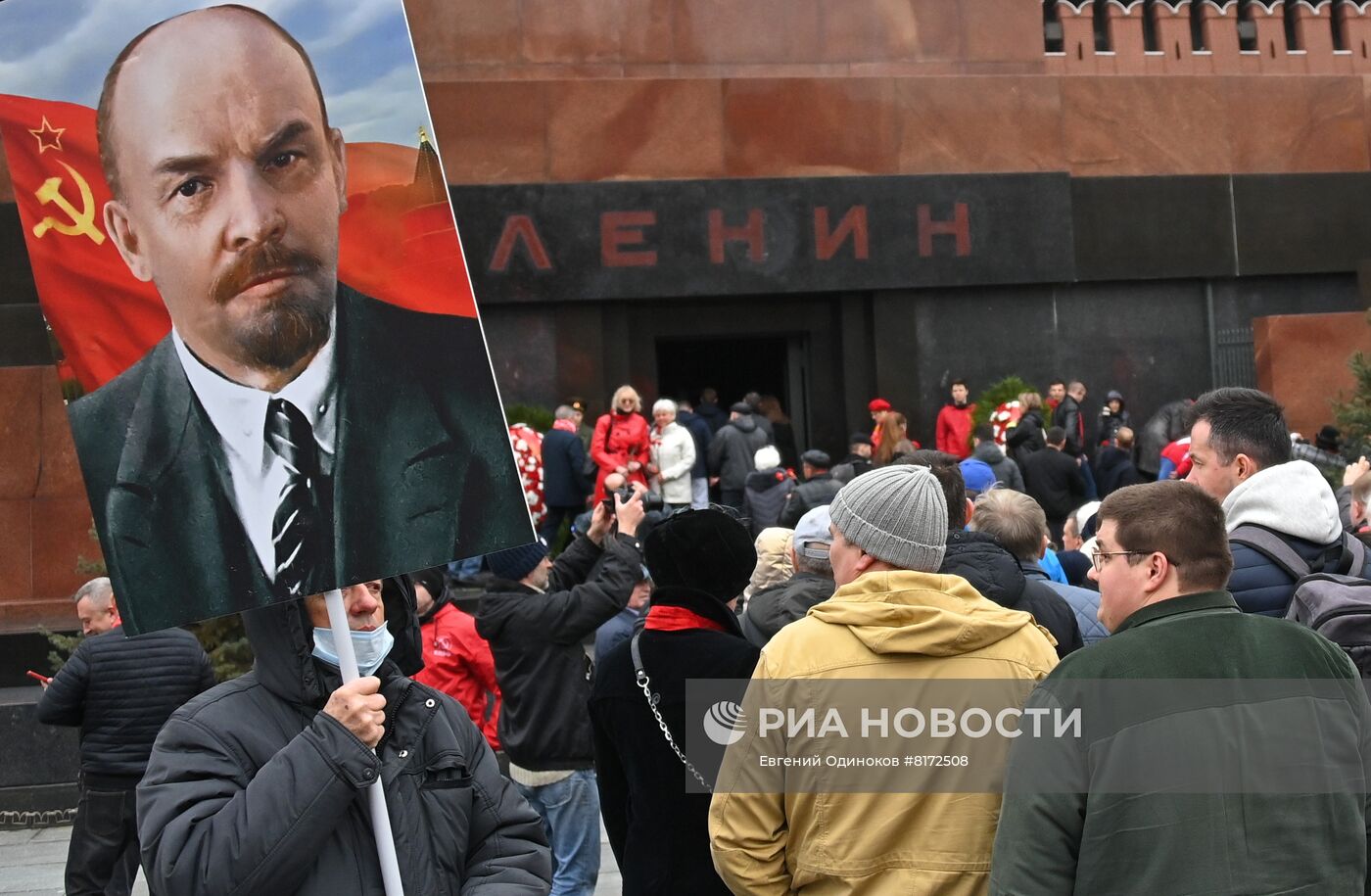 Возложение цветов к Мавзолею В. И. Ленина на Красной площади