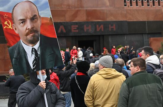 Возложение цветов к Мавзолею В. И. Ленина на Красной площади