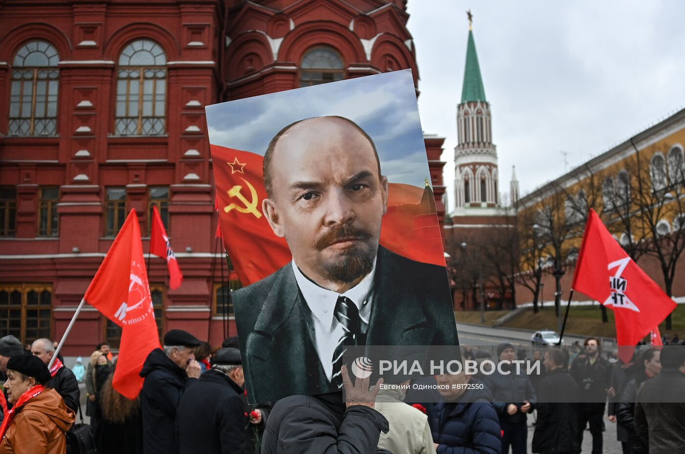 Возложение цветов к Мавзолею В. И. Ленина на Красной площади