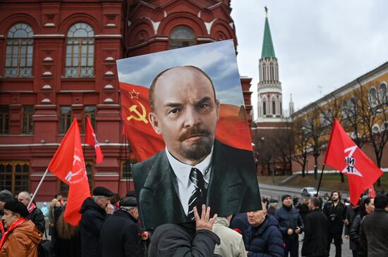 Возложение цветов к Мавзолею В. И. Ленина на Красной площади