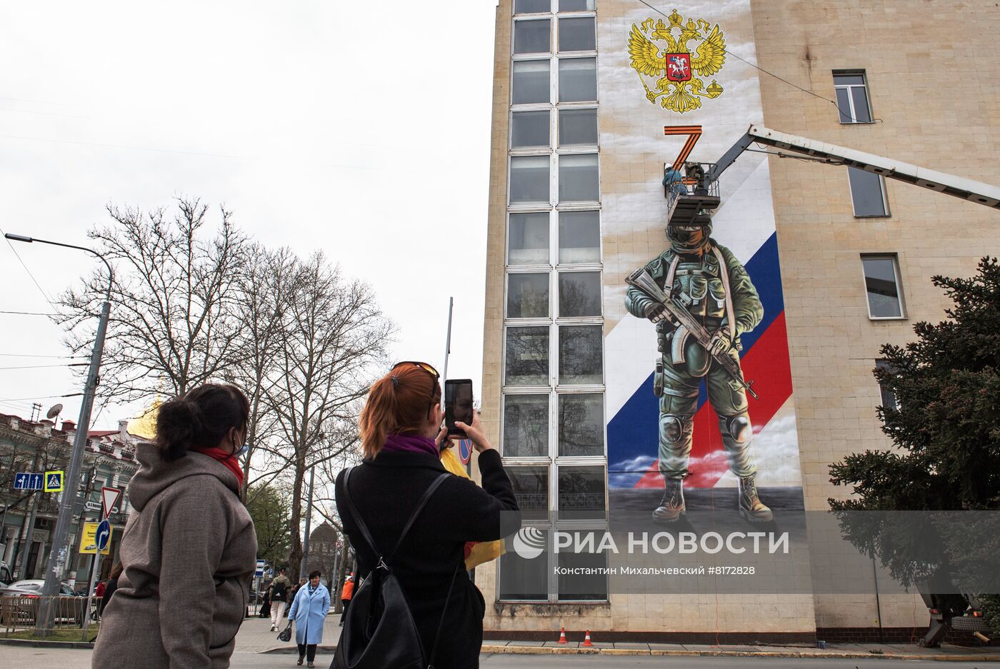 В Симферополе появилось граффити с российским военным