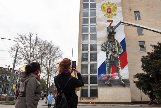 В Симферополе появилось граффити с российским военным