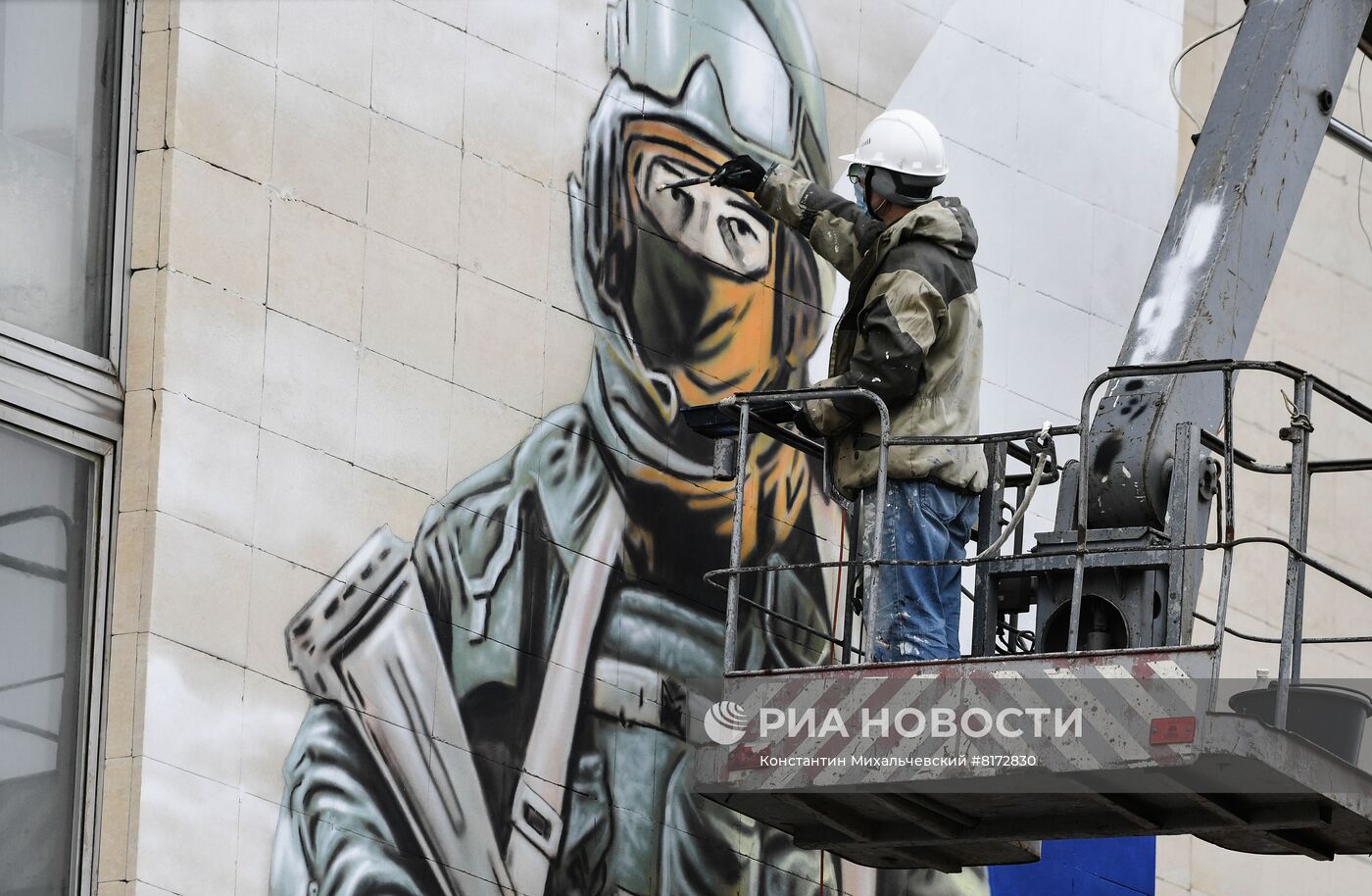 В Симферополе появилось граффити с российским военным