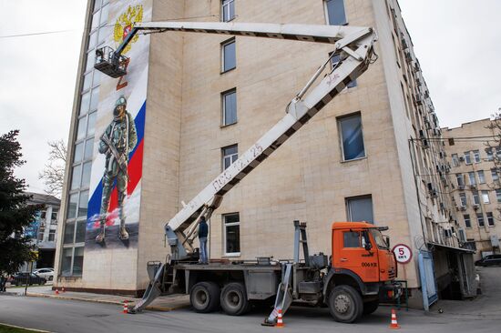 В Симферополе появилось граффити с российским военным