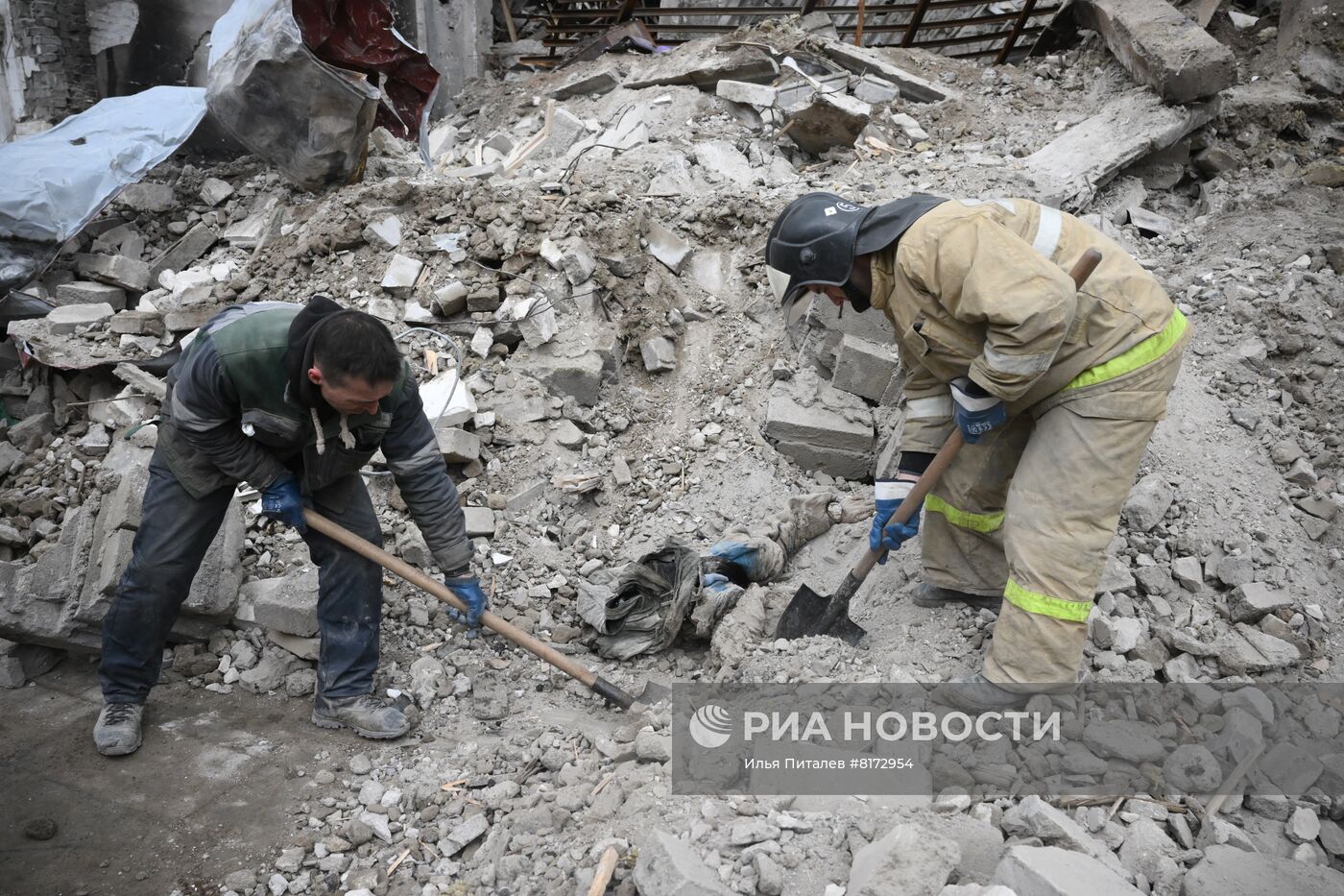 МЧС ДНР разбирает завалы в разрушенном драмтеатре Мариуполя