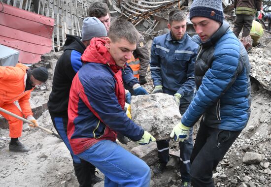 МЧС ДНР разбирает завалы в разрушенном драмтеатре Мариуполя