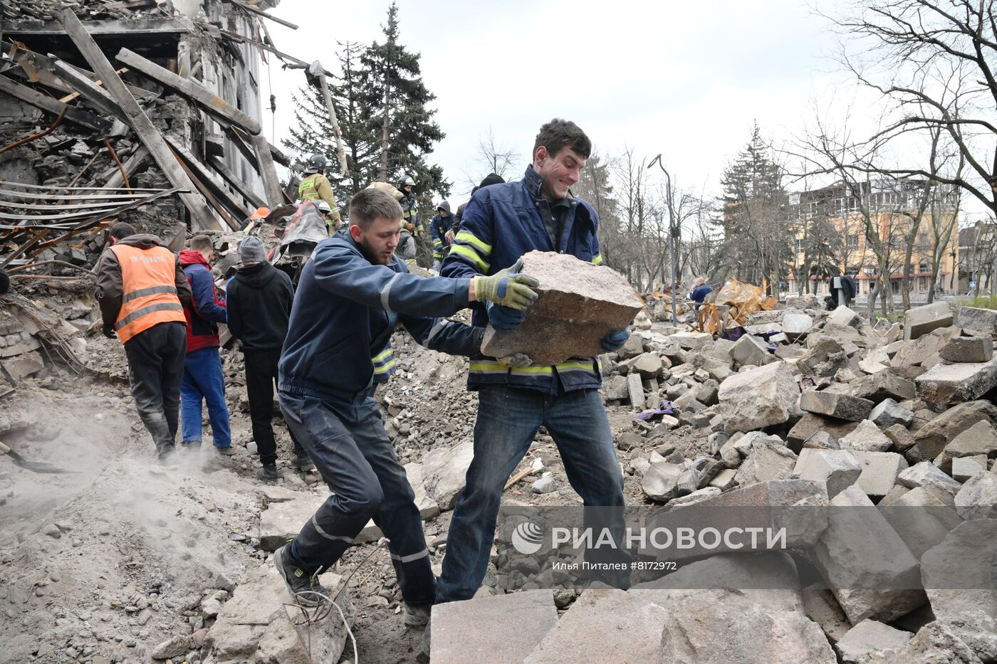 МЧС ДНР разбирает завалы в разрушенном драмтеатре Мариуполя