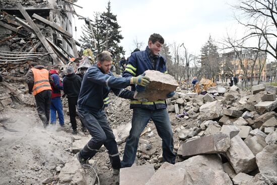 МЧС ДНР разбирает завалы в разрушенном драмтеатре Мариуполя