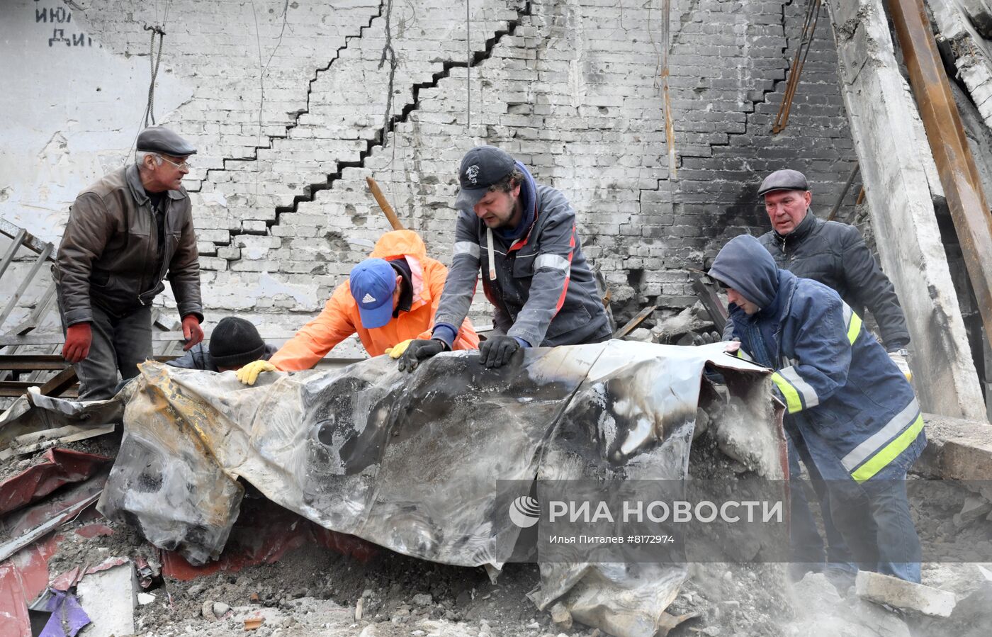 МЧС ДНР разбирает завалы в разрушенном драмтеатре Мариуполя