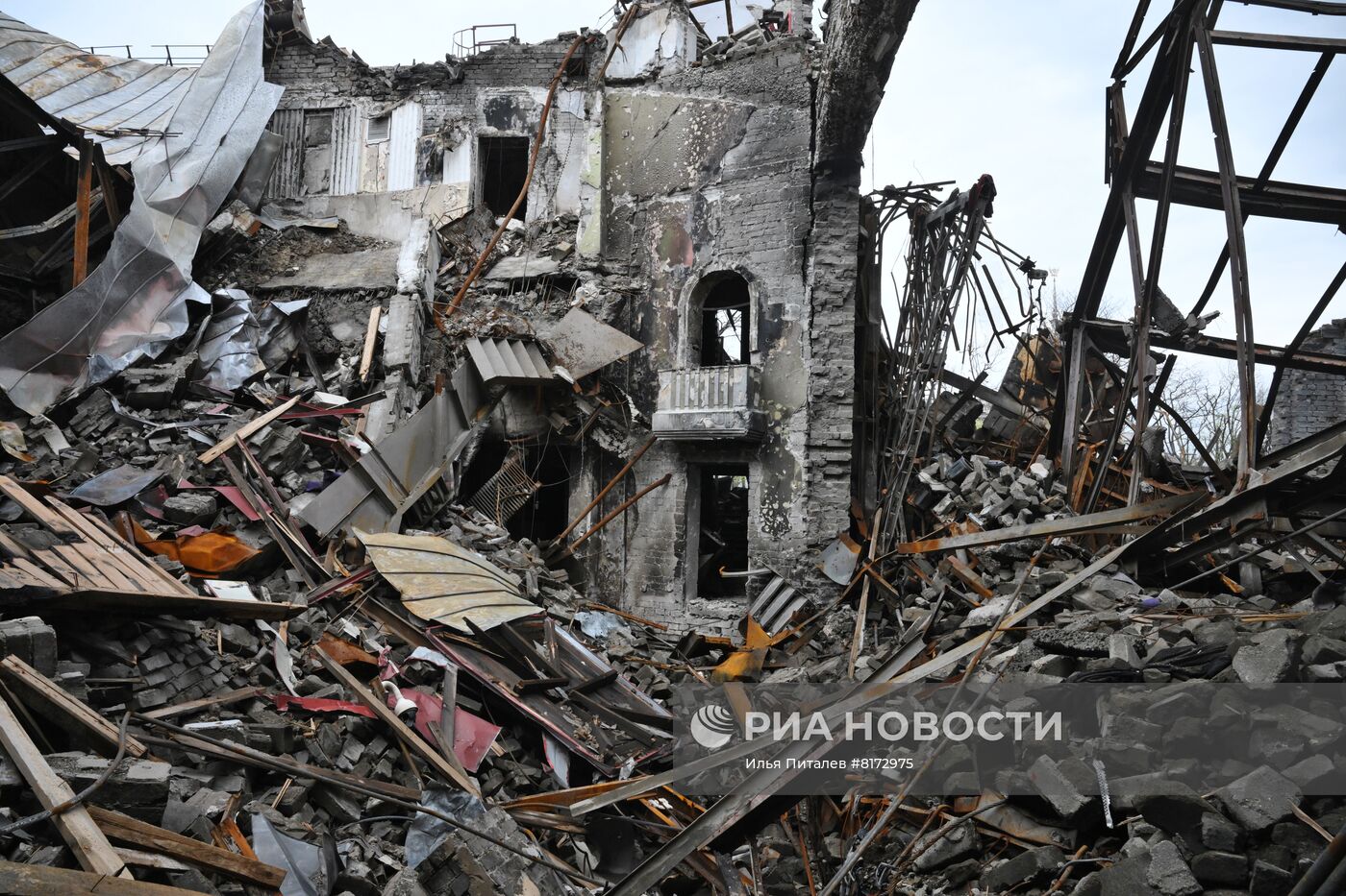 МЧС ДНР разбирает завалы в разрушенном драмтеатре Мариуполя