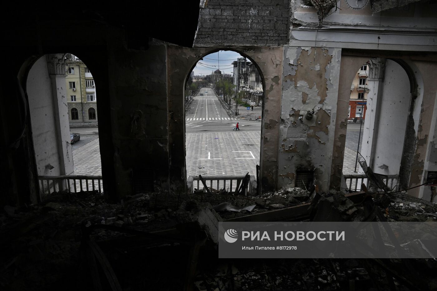 МЧС ДНР разбирает завалы в разрушенном драмтеатре Мариуполя