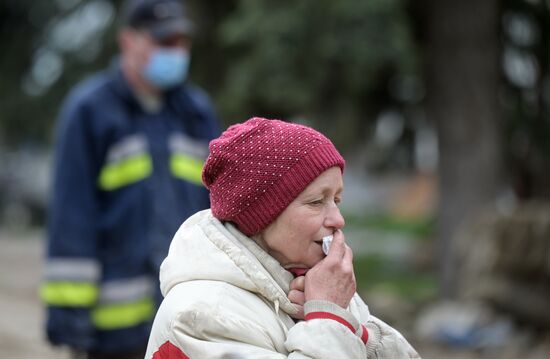 МЧС ДНР разбирает завалы в разрушенном драмтеатре Мариуполя