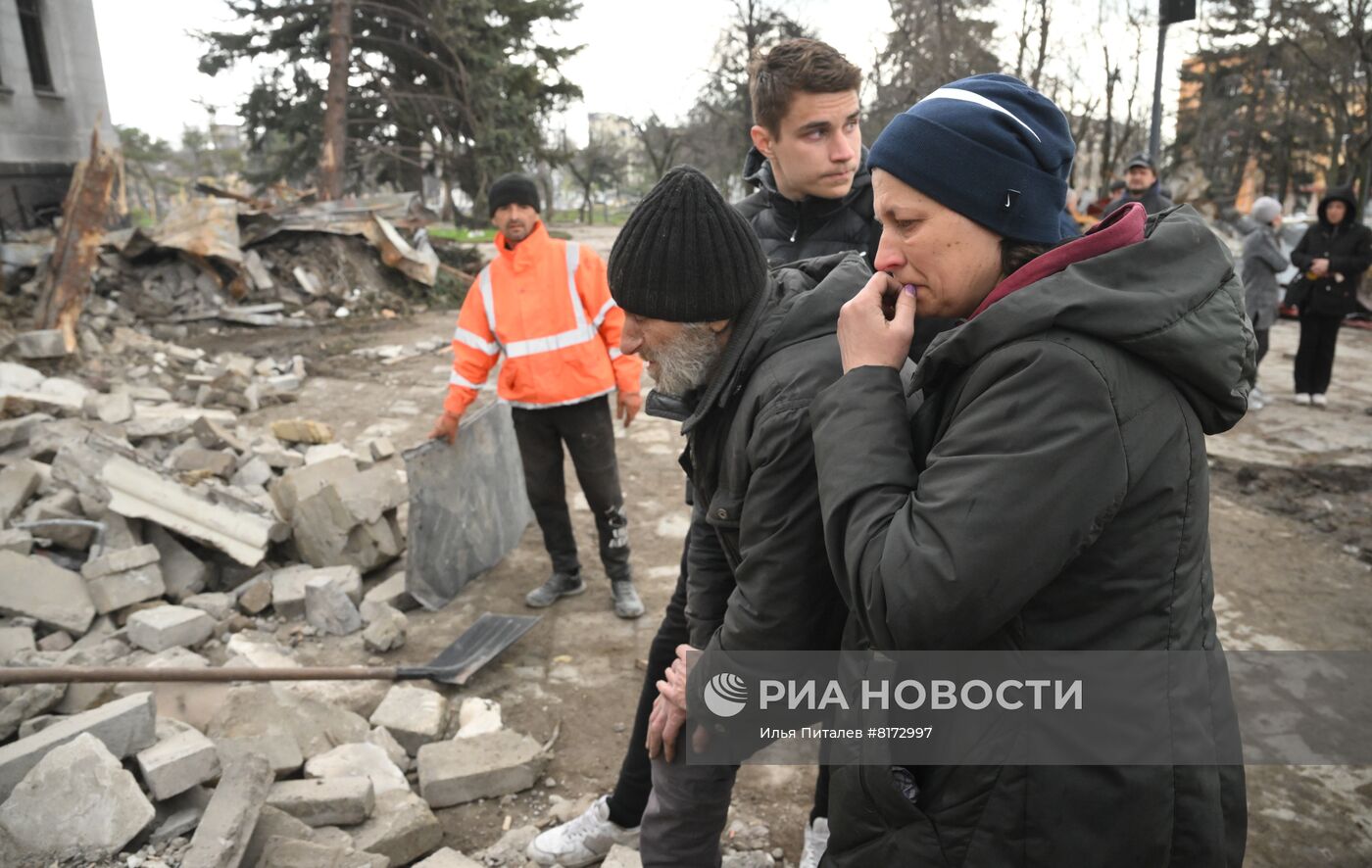 МЧС ДНР разбирает завалы в разрушенном драмтеатре Мариуполя