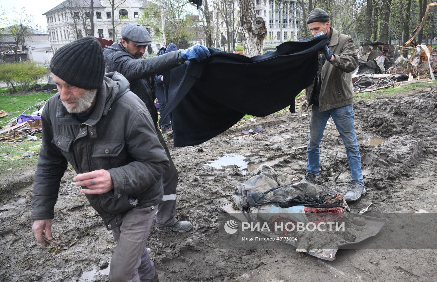 МЧС ДНР разбирает завалы в разрушенном драмтеатре Мариуполя