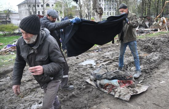 МЧС ДНР разбирает завалы в разрушенном драмтеатре Мариуполя