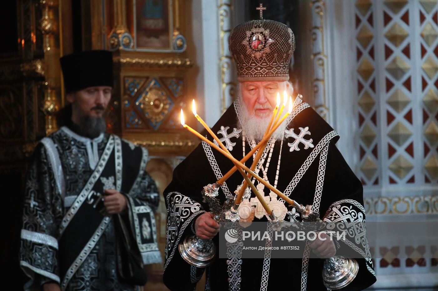 Патриаршее служение и освящение куличей в Храме Христа Спасителя