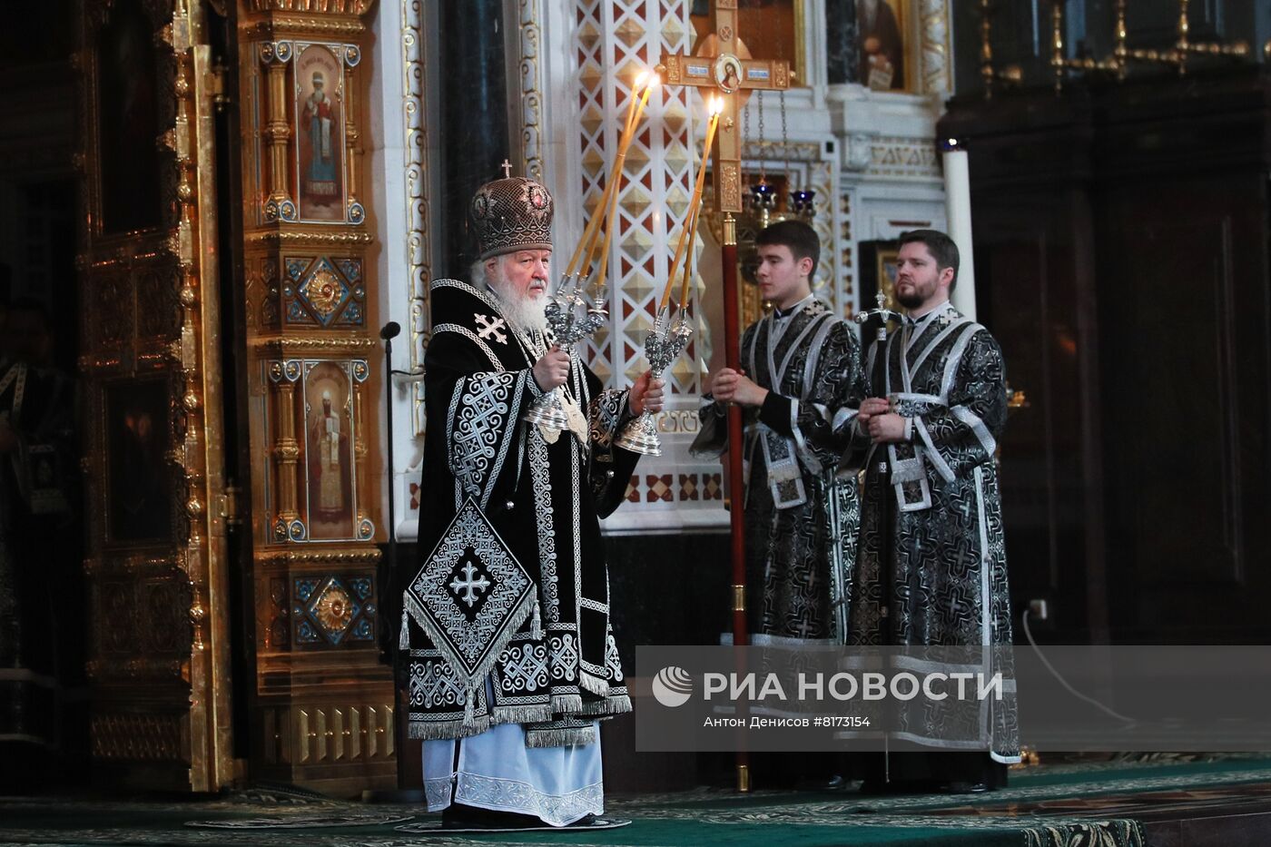 Патриаршее служение и освящение куличей в Храме Христа Спасителя