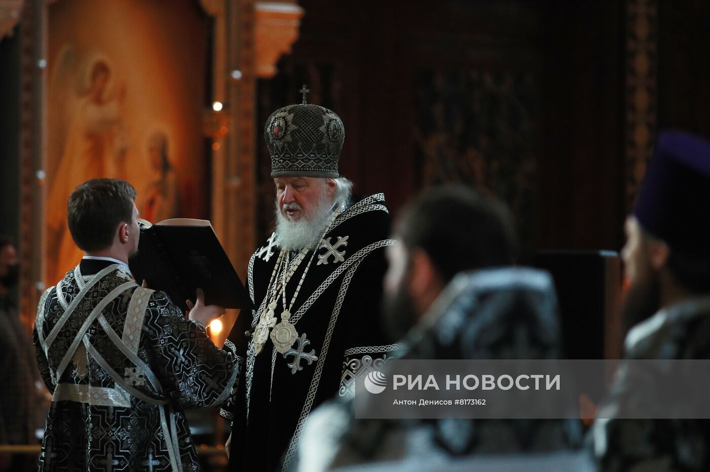 Патриаршее служение и освящение куличей в Храме Христа Спасителя