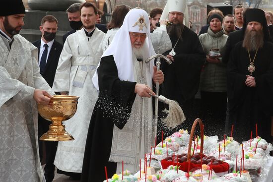 Патриаршее служение и освящение куличей в храме Христа Спасителя