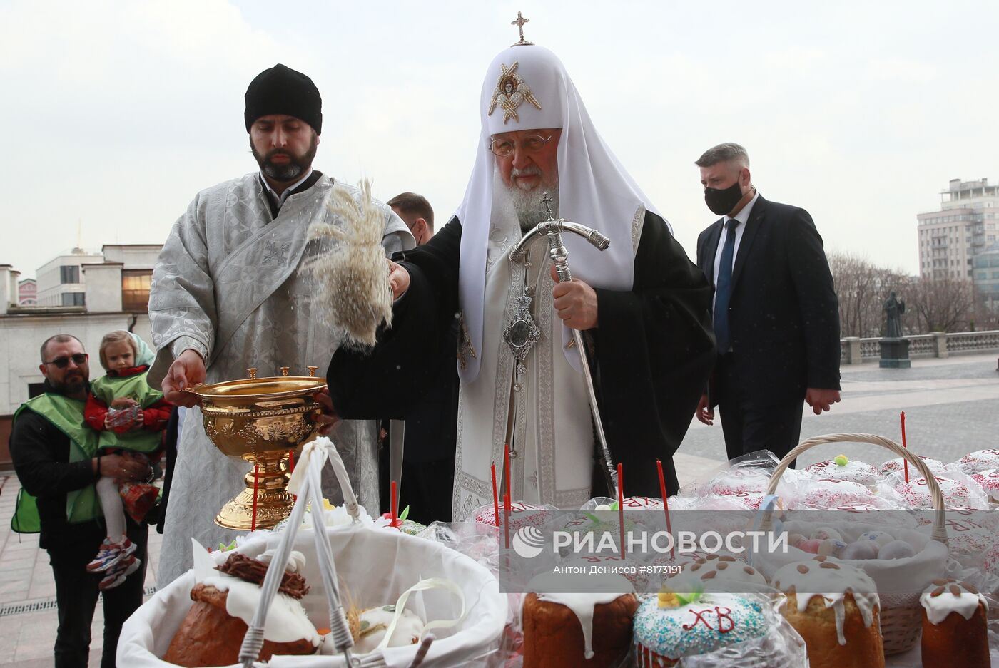 Патриаршее служение и освящение куличей в храме Христа Спасителя